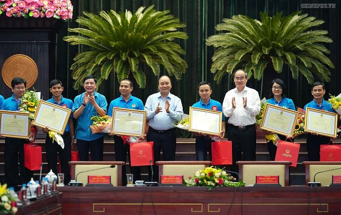 Thủ tướng tặng quà cho công nhân tại buổi đối thoại. Ảnh: VGP/Quang Hiếu.