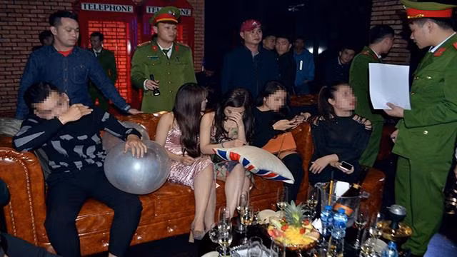 Lực lượng chức năng kiểm tra một nhà hàng. ảnh: HTV.