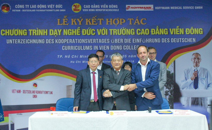 Thạc sĩ Trần Thanh Hải (giữa) và ông Matthias Dieckerhoff - Giám đốc điều dưỡng Tập đoàn y khoa Dortmund. ảnh: DL. Thạc sĩ Trần Thanh Hải (giữa) và ông Matthias Dieckerhoff - Giám đốc điều dưỡng Tập đoàn y khoa Dortmund. ảnh: DL.