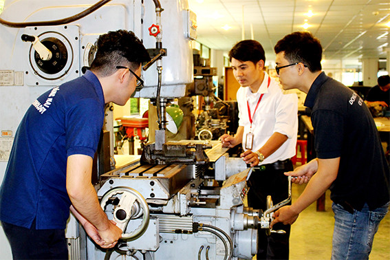 Sinh viên Trường Đại học Công nghệ Đồng Nai trong tiết thực hành. (Ảnh: website nhà trường). Sinh viên Trường Đại học Công nghệ Đồng Nai trong tiết thực hành. (Ảnh: website nhà trường).