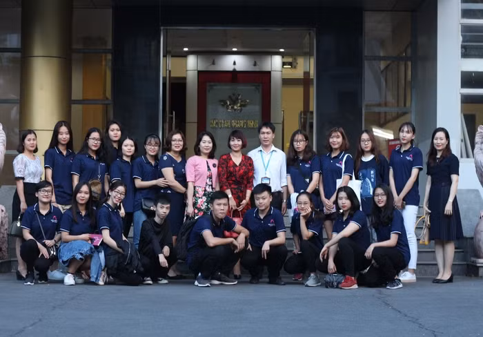 Đoàn giáo viên và sinh viên chuyên ngành Hải quan và Logistics chất lượng cao Học viện Tài chính đi thực tế tại Cục Hải quan tỉnh Quảng Ninh. (Ảnh: NTCC).