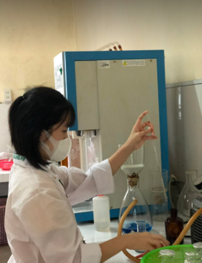 Khánh Ly đang làm thí nghiệm cho đề tài nghiên cứu. (Ảnh: NVCC).
