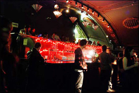 Còn nếu thích một buổi tối nhộn nhịp, bạn hãy đến Pavilion, nơi giới trẻ tập trung trong không khí nhạc sống của câu lạc bộ đêm.