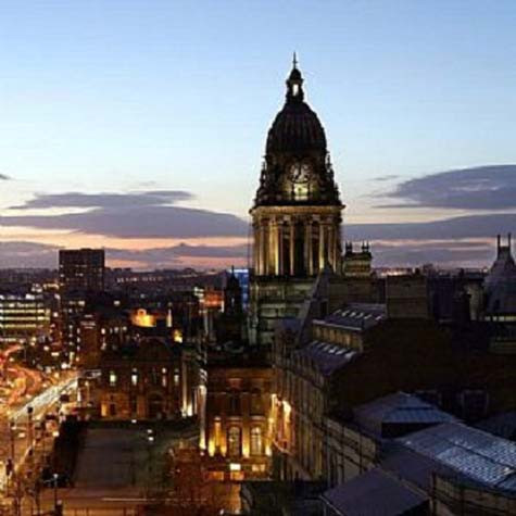 Leeds - Thành phố sôi động giá rẻ Leeds, thành phố thú vị cách London 2 giờ đi tàu, là cái nôi của hai trường đại học University of Leeds và Leeds Metropolitan University. Ngoài việc có rất nhiều cửa hàng đồ cổ và quán ăn, đây là thành phố đa văn hóa bậc nhất tại Anh. Leeds - Thành phố sôi động giá rẻ Leeds, thành phố thú vị cách London 2 giờ đi tàu, là cái nôi của hai trường đại học University of Leeds và Leeds Metropolitan University. Ngoài việc có rất nhiều cửa hàng đồ cổ và quán ăn, đây là thành phố đa văn hóa bậc nhất tại Anh.