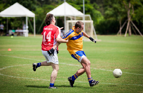 Claire Coughlan (phải) và Tara MacMahon, đạt danh hiệu nữ cầu thủ xuất sắc nhất châu Á năm 2010 tại Hồng Kông, và James Kiernan, Chủ tịch Câu lạc bộ VietCelts. Giải Gaelic châu Á 2011 được tổ chức tại sân vận động trường RMIT, thành phố Hồ Chí Minh ngày 14/5/2011