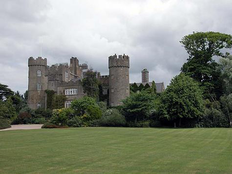 Vùng Malahide: là một làng nhỏ với bến cảng riêng, cách xa khu đô thị Dublin. 101 hecta này từng là nơi ngự trị của lâu đài thuộc gia đình Talbol. Ngôi làng này từng rất yên tĩnh, ngày nay phát triển thành một trung tâm náo nhiệt với nhiều khu vui chơi, ăn uống và mua sắm. Vùng Malahide: là một làng nhỏ với bến cảng riêng, cách xa khu đô thị Dublin. 101 hecta này từng là nơi ngự trị của lâu đài thuộc gia đình Talbol. Ngôi làng này từng rất yên tĩnh, ngày nay phát triển thành một trung tâm náo nhiệt với nhiều khu vui chơi, ăn uống và mua sắm.