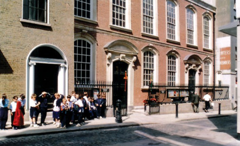 Trung tâm văn hóa thiếu nhi: là sân chơi bổ ích cho thiếu nhi 3 – 4 tuổi, giúp các em phát triển một cách khoa học, nghệ thuật, đặc biệt có nhiều sự kiện được tổ chức vào mùa hè. Trung tâm văn hóa thiếu nhi: là sân chơi bổ ích cho thiếu nhi 3 – 4 tuổi, giúp các em phát triển một cách khoa học, nghệ thuật, đặc biệt có nhiều sự kiện được tổ chức vào mùa hè.