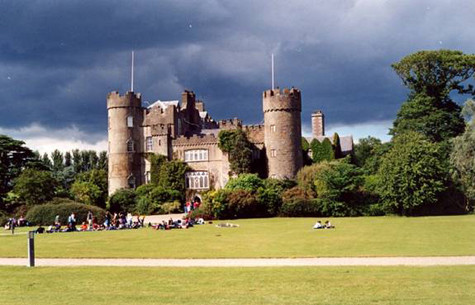 Pháo đài Dublin: các đầm lũy nơi đây tượng trưng cho sức mạnh quyền lực Anh suốt 700 năm. Nhiều ngọn tháp xây dựng từ thế kỹ 13. Hấp dẫn hơn là phần dưới mặt đất của pháo đài, các tường thành và hào lũy. Pháo đài Dublin: các đầm lũy nơi đây tượng trưng cho sức mạnh quyền lực Anh suốt 700 năm. Nhiều ngọn tháp xây dựng từ thế kỹ 13. Hấp dẫn hơn là phần dưới mặt đất của pháo đài, các tường thành và hào lũy.