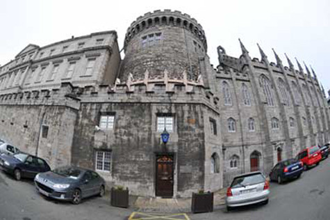 Bảo tàng Garda: nơi đây còn lại nhiều lâu đài của người Norman, với tường thành dày đến 5km, kế đến là bảo tàng về lịch sử của lực lượng cảnh sát Ireland. Bên phải là tòa biệt thự từ thời Geogian Bảo tàng Garda: nơi đây còn lại nhiều lâu đài của người Norman, với tường thành dày đến 5km, kế đến là bảo tàng về lịch sử của lực lượng cảnh sát Ireland. Bên phải là tòa biệt thự từ thời Geogian