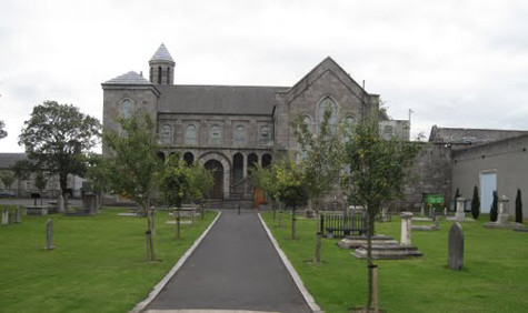 Đồi nghĩa trang Arbour: là nơi an nghỉ của 14 vị lảnh đạo đã hi sinh trong cuộc nổi loạn lịch sử Easte Rising năm 1916. Nơi đây là vùng đồng bằng với 14 vị anh hùng được hiên ngang khắc trên bia đá. Đồi nghĩa trang Arbour: là nơi an nghỉ của 14 vị lảnh đạo đã hi sinh trong cuộc nổi loạn lịch sử Easte Rising năm 1916. Nơi đây là vùng đồng bằng với 14 vị anh hùng được hiên ngang khắc trên bia đá.