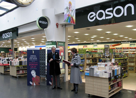 Eason: nơi tha hồ lựa chọn sách báo trong và ngoài nước. Eason’s – Havana’s : thuộc phố vào trường Cao Đẳng Trinity, chuyên về dụng cụ học tập và những quyển sách giá trị, hữu ích. Tầng hầm là cả 1 cửa hàng đồ dùng văn phòng. Eason: nơi tha hồ lựa chọn sách báo trong và ngoài nước. Eason’s – Havana’s : thuộc phố vào trường Cao Đẳng Trinity, chuyên về dụng cụ học tập và những quyển sách giá trị, hữu ích. Tầng hầm là cả 1 cửa hàng đồ dùng văn phòng.