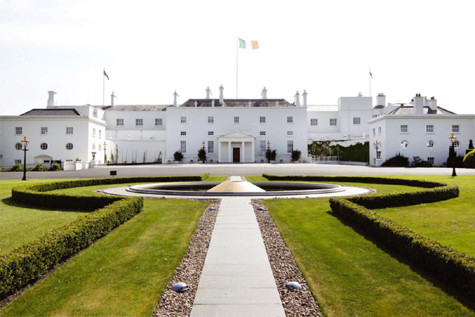 Áras An Uachtaráin: dinh thự chủ tịch Cộng Hòa Ireland, được xây dựng năm 1751, và nhiều lần mở rộng, lần gần đây nhất là năm 1816. Nữ hoàng Victoria cũng từng ghé thăm dinh thự năm 1849 Áras An Uachtaráin: dinh thự chủ tịch Cộng Hòa Ireland, được xây dựng năm 1751, và nhiều lần mở rộng, lần gần đây nhất là năm 1816. Nữ hoàng Victoria cũng từng ghé thăm dinh thự năm 1849