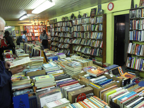 Cửa hàng States: bán cả sách mới và cũ giá rẻ. Cửa hàng States: bán cả sách mới và cũ giá rẻ.