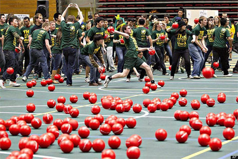 Trò chơi Dodgeball Vì tính chất bạo lực vốn có mà trò chơi này bị cấm trong những trường học trên khắp Bắc Mỹ, do nó thường gây chấn thương và xung đột. Tuy nhiên, đối với người lớn thì đây là một trò chơi khá được ưa chuộng. (Ảnh minh họa) Trò chơi Dodgeball Vì tính chất bạo lực vốn có mà trò chơi này bị cấm trong những trường học trên khắp Bắc Mỹ, do nó thường gây chấn thương và xung đột. Tuy nhiên, đối với người lớn thì đây là một trò chơi khá được ưa chuộng. (Ảnh minh họa)