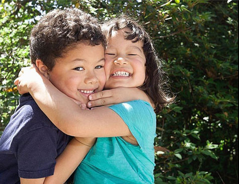 Ôm Lệnh cấm này đang có xu hướng lan rộng trên nhiều trường học Mỹ. Những ngôi trường ở Portland và Florida đã thực hiện lệnh này từ 2010, trong khi New Jersey, Brooklyn và New Zealand cũng áp dụng vào năm 2012 này. (Ảnh minh họa) Ôm Lệnh cấm này đang có xu hướng lan rộng trên nhiều trường học Mỹ. Những ngôi trường ở Portland và Florida đã thực hiện lệnh này từ 2010, trong khi New Jersey, Brooklyn và New Zealand cũng áp dụng vào năm 2012 này. (Ảnh minh họa)