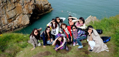 Một ngày dã ngoại cuối tuần tại Howth, bến cảng đánh cá và du thuyền nằm cách Dublin 15km về phía Bắc. Từ Howth có thể ngắm nhìn cảnh rộng lớn của vịnh Dublin, dãy núi Wicklow, và thung lũng Boyle.