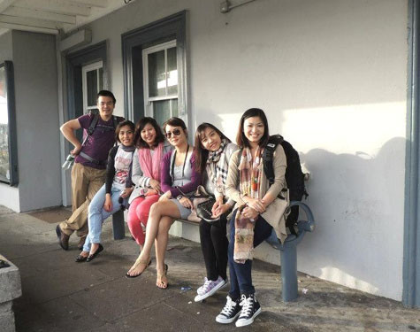 Tại sân ga Blackrock (từ trái sang: Duy Cường, Hoài Phương, Thanh Mai, Phạm Liên, Mai Phương, và Diệu Thu)