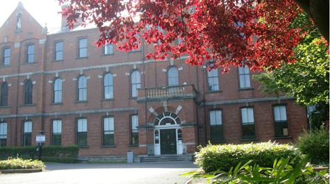 Trường Quản trị Kinh doanh Smurfit School thuộc Đại học Tổng hợp Dublin (UCD), nơi các du học sinh Việt Nam theo chương trình IDEAS đang theo học. Từ năm 2009 đến 2011 đã có 24 sinh viên Việt Nam tốt nghiệp thạc sĩ tại trường Smurfit.