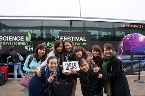 . Sinh viên Việt Nam theo chương trình học bổng IDEAS được chào đón tại Sân bay Dublin ngày 10/8/2012