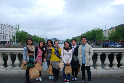 Trên cầu qua sông Liffley, phố O’Connell, trung tâm Dublin. Rất nhiều cửa hàng quần áo giá cả hợp lý, và có nhiều chương trình giảm giá cho sinh viên