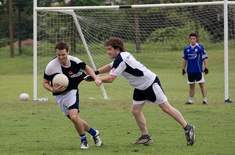 Cản trở đối phương chuyền bóng