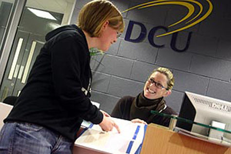 4. Dịch vụ hỗ trợ sinh viên hết sức chu đáo DCU luôn cam kết cung cấp dịch vụ hỗ trợ sinh viên tốt nhất trong suốt quá trình sinh viên theo học tại đây. Đối với các sinh viên quốc tế, phòng sinh viên quốc tế luôn sẵn sàng để giúp đỡ bất ký một sinh viên nào trong các vấn đề liên quan đến cuộc sống và học tập tại Ireland. Ảnh: Ở DCU các sinh viên luôn nhận được sự hỗ trợ cần thiết THAM GIA CUỘC THI TÌM HIỂU IRELAND ĐỂ NHẬN GIẢI THƯỞNG LỚN 4. Dịch vụ hỗ trợ sinh viên hết sức chu đáo DCU luôn cam kết cung cấp dịch vụ hỗ trợ sinh viên tốt nhất trong suốt quá trình sinh viên theo học tại đây. Đối với các sinh viên quốc tế, phòng sinh viên quốc tế luôn sẵn sàng để giúp đỡ bất ký một sinh viên nào trong các vấn đề liên quan đến cuộc sống và học tập tại Ireland. Ảnh: Ở DCU các sinh viên luôn nhận được sự hỗ trợ cần thiết THAM GIA CUỘC THI TÌM HIỂU IRELAND ĐỂ NHẬN GIẢI THƯỞNG LỚN