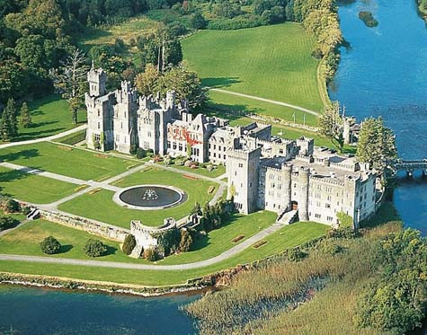 Ashford Castle Lâu đài Ashford là một lâu đài thời trung cổ nằm trên bờ sông Lough Corrib, hạt Galway Ireland. Gia tộc nhà Burgo thời Anglo-Norman đã xây dựng lâu đài vào năm 1228 nhằm chống lại sự tấn công của nhà O&apos;Connors.