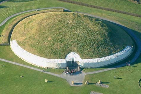 Sau khi bị chôn vùi hàng ngàn năm dưới các lớp đất đá, khu lăng mộ Newgrange được tái phát hiện vào thế kỷ XVII. Người quản lý – bà Clare Tuffy cho biết khu lăng mộ này được xây dựng với nhiều mục đích, như tỏ lòng tôn kính tổ tiên và những người đã khuất. Sau khi bị chôn vùi hàng ngàn năm dưới các lớp đất đá, khu lăng mộ Newgrange được tái phát hiện vào thế kỷ XVII. Người quản lý – bà Clare Tuffy cho biết khu lăng mộ này được xây dựng với nhiều mục đích, như tỏ lòng tôn kính tổ tiên và những người đã khuất.