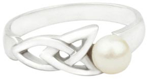 Nhẫn nữ mang họa tiết nút thắt Trinity, một dạng của nút thắt Celtic