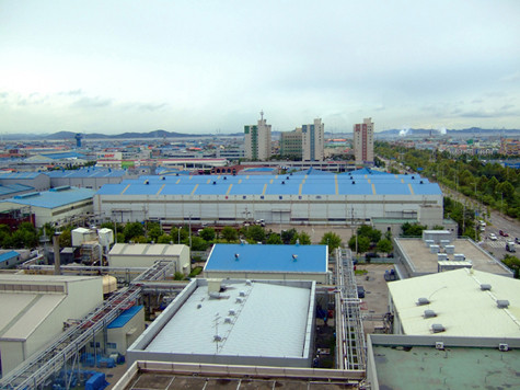 Nhìn hướng ra phía trước mặt có thể nhìn thấy toàn cảnh rộng lớn của trường. Nhìn hướng ra phía trước mặt có thể nhìn thấy toàn cảnh rộng lớn của trường.