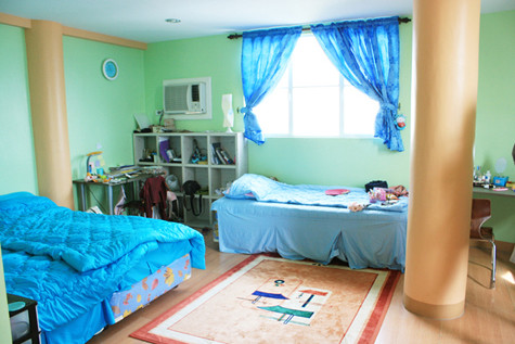 Trong phòng trang trí các màu đủ kiểu dành cho nam và nữ. Trong phòng trang trí các màu đủ kiểu dành cho nam và nữ.