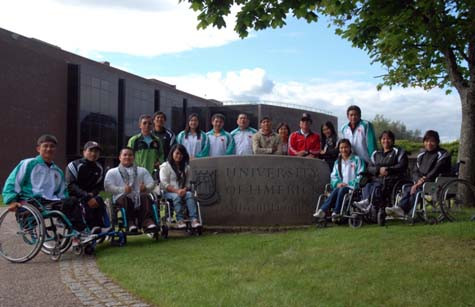 Đoàn thể thao người khuyết tật Paralympic Việt Nam (1 trưởng đoàn, 11 vận động viên, 4 huấn luyện viên, và 1 phiên dịch) tại trường Đại học Limerick, Ireland (ảnh: Pieternella Pieterse) >> Tham gia cuộc thi tìm hiểu Ireland để nhận giải thưởng lớn Đoàn thể thao người khuyết tật Paralympic Việt Nam (1 trưởng đoàn, 11 vận động viên, 4 huấn luyện viên, và 1 phiên dịch) tại trường Đại học Limerick, Ireland (ảnh: Pieternella Pieterse) >> Tham gia cuộc thi tìm hiểu Ireland để nhận giải thưởng lớn