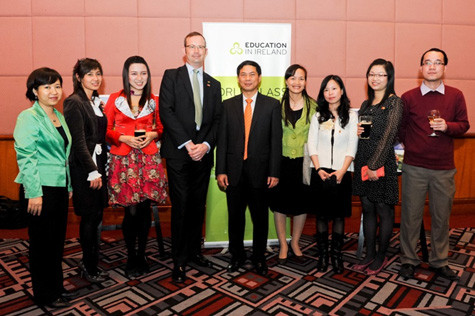 Hội cựu sinh viên Việt Nam du học tại Ireland chụp ảnh lưu niệm cùng Thứ trưởng Bộ Ngoại giao Việt Nam Bùi Thanh Sơn và Đại sứ Ireland tại Việt Nam Damien Cole, nhân ngày ra mắt 17/3/2012. Hội cựu sinh viên Việt Nam du học tại Ireland chụp ảnh lưu niệm cùng Thứ trưởng Bộ Ngoại giao Việt Nam Bùi Thanh Sơn và Đại sứ Ireland tại Việt Nam Damien Cole, nhân ngày ra mắt 17/3/2012.