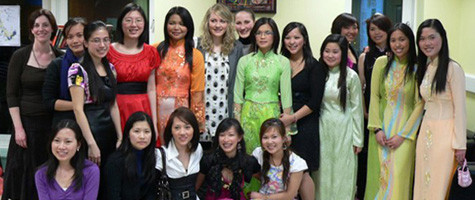 Du học sinh Việt Nam với bạn bè quốc tế tại Ireland. Du học sinh Việt Nam với bạn bè quốc tế tại Ireland.