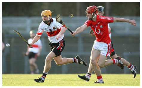 Khúc quân cầu trên cỏ cũng là một môn thể thao mà UCC có thế mạnh. Môn thể thao này đòi hỏi sự khéo léo và tính kỷ luật cao. Hầu như gia đình người Ireland nào cũng có những cây gậy chơi khúc quân cầu để trong nhà. Khúc quân cầu trên cỏ cũng là một môn thể thao mà UCC có thế mạnh. Môn thể thao này đòi hỏi sự khéo léo và tính kỷ luật cao. Hầu như gia đình người Ireland nào cũng có những cây gậy chơi khúc quân cầu để trong nhà.