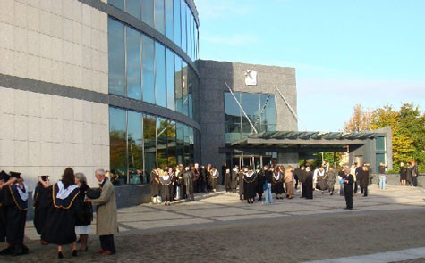 3. Trường đại học được xếp hạng cao DCU được xếp hạng trong 40% các trường đại học tốt nhất thế giới. Trường được nhận giải thưởng danh giá “Trường Đại Học của năm” 2 lần trong vòng 8 năm (2004/5 and 2010/11) do Thời báo Ireland Chủ Nhật bình chọn nhờ những thành tựu đạt được trong nhiều lĩnh vực như chất lượng bằng cấp và thành công của các dự án nghiên cứu. Trong nhận xét gần đây của thời báo ngày chủ nhật “DCU giúp sinh viên có những kinh nghiệm và kỹ năng quan trọng được trang bị trên ghế nhà trường để có thể làm tốt nhất trong tương lai” 3. Trường đại học được xếp hạng cao DCU được xếp hạng trong 40% các trường đại học tốt nhất thế giới. Trường được nhận giải thưởng danh giá “Trường Đại Học của năm” 2 lần trong vòng 8 năm (2004/5 and 2010/11) do Thời báo Ireland Chủ Nhật bình chọn nhờ những thành tựu đạt được trong nhiều lĩnh vực như chất lượng bằng cấp và thành công của các dự án nghiên cứu. Trong nhận xét gần đây của thời báo ngày chủ nhật “DCU giúp sinh viên có những kinh nghiệm và kỹ năng quan trọng được trang bị trên ghế nhà trường để có thể làm tốt nhất trong tương lai”