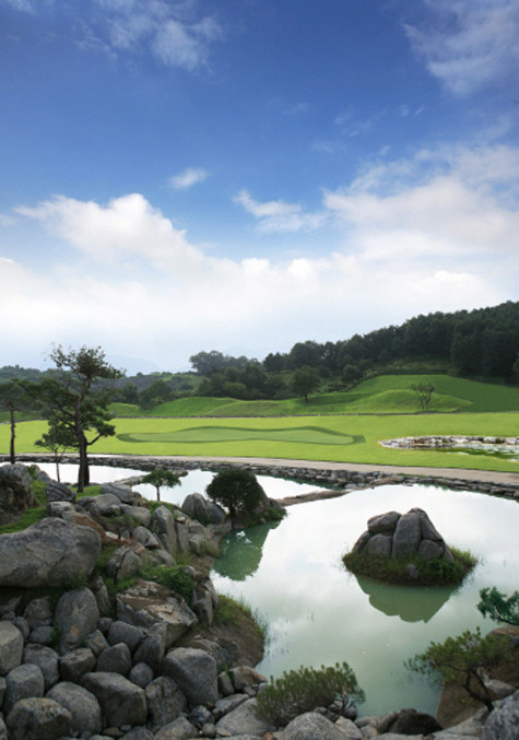 Ao nước bên ngoài ký túc xá