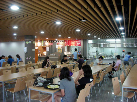 Phòng ăn mở cửa từ 5h30 sáng đến 23h đêm. Phòng ăn mở cửa từ 5h30 sáng đến 23h đêm.