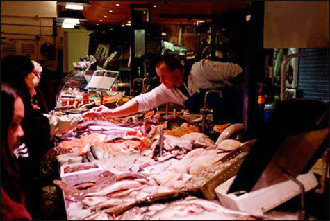 Khu hàng cá tại chợ Anh