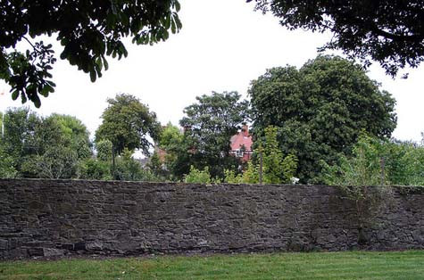 Công viên Phoenix được bao quanh bởi một hệ thống tường bằng đá. Công viên Phoenix được bao quanh bởi một hệ thống tường bằng đá.