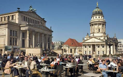 1. Tiếng Đức Đức nắm giữ một thị trường xuất khẩu lớn duy nhất đối với nhiều mặt hàng của Anh. GDP đạt hơn 2,4 nghìn tỉ euro. Vì vậy, không có gì ngạc nhiên khi các công ty Anh quốc muốn thuê nhân viên hiểu biết sự biến âm (umlauts) từ chữ β (eszetts)