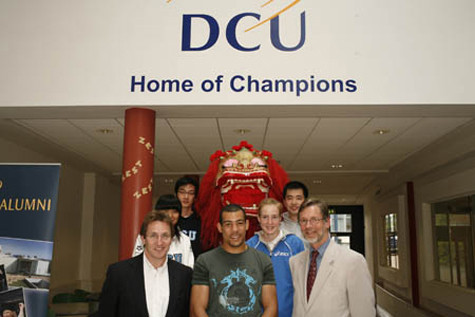 5. Chương trình thực hành và trao đổi sinh viên quốc tế Điểm tạo ra sự thành công của cho các sinh viên tốt nghiệp của DCU chương trình thực hành INTRA tại các doanh nghiệp có trả lương. Nhờ đó, các sinh viên có kinh nghiệm thực tế trong môi trường doanh nghiệp. Do vây, các doanh nghiệp khi tuyển dụng sinh viên của DCU họ luôn an tâm rằng đây là nguồn nhân lực có chất lượng cao và rất thực chất. Trong năm 2011, hơn 800 sinh viên thuộc 26 chương trình Đại học đã hoàn thành chương trình thực hành INTRA. Một số các chương trình học của DCU có hợp phần trao đổi sinh viên quốc tế tới một số nước như Áo, Bỉ, Trung Quốc, Pháp, Đức, Nhật, Mexico và Tây Ban Nha. Ảnh: Có rất nhiều chương trình trao đổi sinh viên quốc tế và thực hành tại các doanh nghiệp 5. Chương trình thực hành và trao đổi sinh viên quốc tế Điểm tạo ra sự thành công của cho các sinh viên tốt nghiệp của DCU chương trình thực hành INTRA tại các doanh nghiệp có trả lương. Nhờ đó, các sinh viên có kinh nghiệm thực tế trong môi trường doanh nghiệp. Do vây, các doanh nghiệp khi tuyển dụng sinh viên của DCU họ luôn an tâm rằng đây là nguồn nhân lực có chất lượng cao và rất thực chất. Trong năm 2011, hơn 800 sinh viên thuộc 26 chương trình Đại học đã hoàn thành chương trình thực hành INTRA. Một số các chương trình học của DCU có hợp phần trao đổi sinh viên quốc tế tới một số nước như Áo, Bỉ, Trung Quốc, Pháp, Đức, Nhật, Mexico và Tây Ban Nha. Ảnh: Có rất nhiều chương trình trao đổi sinh viên quốc tế và thực hành tại các doanh nghiệp