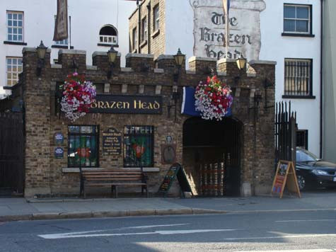 Quán bar Brazen Head sẽ đem lại cho bạn góc nhìn lãng mạn, bình yên nhất với những con phố hẹp lát sỏi kiểu Trung cổ, hay ánh đèn huyền ảo của thành phố Dublin về đêm. Quán bar Brazen Head sẽ đem lại cho bạn góc nhìn lãng mạn, bình yên nhất với những con phố hẹp lát sỏi kiểu Trung cổ, hay ánh đèn huyền ảo của thành phố Dublin về đêm.