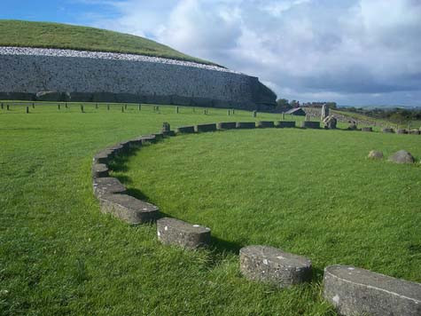 Theo bà Clare Tuffy, các ngôi mộ có thể được tìm thấy ở khắp Tây Âu nhưng các ngôi mộ ở thung lũng Boyne luôn gây ấn tượng với du khách vì chúng rất lớn. Theo bà Clare Tuffy, các ngôi mộ có thể được tìm thấy ở khắp Tây Âu nhưng các ngôi mộ ở thung lũng Boyne luôn gây ấn tượng với du khách vì chúng rất lớn.
