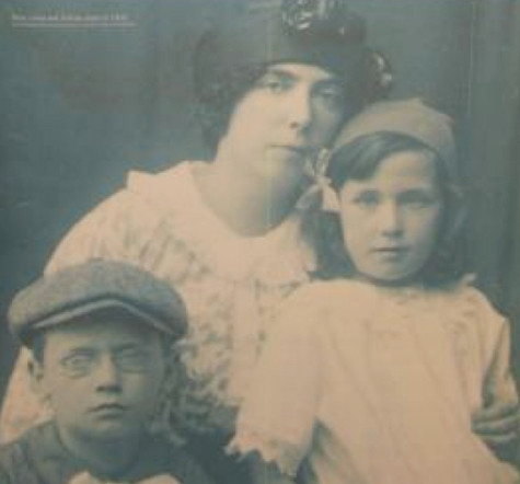 Nora Barnacle, và hai con Lucia và Giorgio Joyce, năm 1918. Nora Barnacle, và hai con Lucia và Giorgio Joyce, năm 1918.