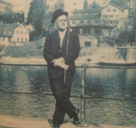 James Joyce tại Zurich, nơi ông sinh sống từ năm 1915-1919, và hoàn thành cuốn tiểu thuyết Chân dung một chàng trai trẻ. James Joyce tại Zurich, nơi ông sinh sống từ năm 1915-1919, và hoàn thành cuốn tiểu thuyết Chân dung một chàng trai trẻ.