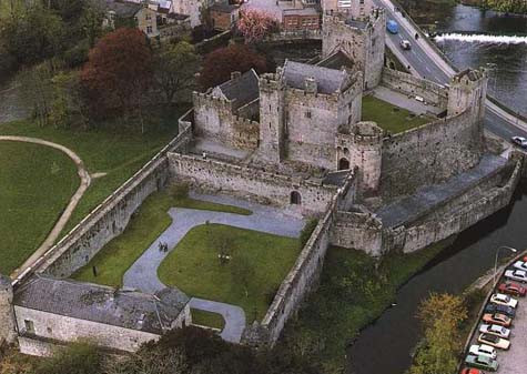 Điều đặc biệt hấp dẫn khách du lịch gần xa là lâu đài nằm trên một bán đảo đá trên sông Suir. Lâu đài được tôn tạo lại vào năm 1840 và là điểm hấp dẫn khách du lịch của Ireland.