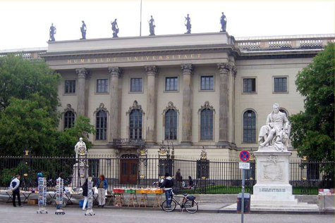 “Trường của Einstein” được nhà cải cách giáo dục và ngôn ngữ học Wilhelm von Humboldt thành lập vào năm 1810 với tên gọi đại học Berlin. Đến năm 1949, trường được đổi tên thành đại học Humboldt để tưởng nhớ công lao người sáng lập. Ngôi trường đại học lâu đời nhất Berlin này toạ lạc trên một khuôn viên rộng lớn ngày nay là khu vực trung tâm của thủ đô CHLB Đức. “Trường của Einstein” được nhà cải cách giáo dục và ngôn ngữ học Wilhelm von Humboldt thành lập vào năm 1810 với tên gọi đại học Berlin. Đến năm 1949, trường được đổi tên thành đại học Humboldt để tưởng nhớ công lao người sáng lập. Ngôi trường đại học lâu đời nhất Berlin này toạ lạc trên một khuôn viên rộng lớn ngày nay là khu vực trung tâm của thủ đô CHLB Đức.