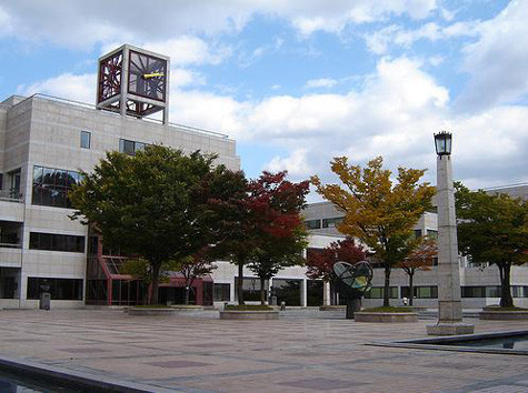 Vừa qua, Postech đã mở văn phòng tuyển sinh tại Việt Nam. Đây là văn phòng thứ hai được lập ở nước ngoài sau Bắc Kinh năm 2009. Điều kiện để vào trường là sinh viên phải có năng lực thực sự về Toán và các môn khoa học tự nhiên khác. Trường sẽ có những bài kiểm tra cho sinh viên ngay tại văn phòng đại diện hoặc phỏng vấn qua video-call từ Hàn Quốc. Vừa qua, Postech đã mở văn phòng tuyển sinh tại Việt Nam. Đây là văn phòng thứ hai được lập ở nước ngoài sau Bắc Kinh năm 2009. Điều kiện để vào trường là sinh viên phải có năng lực thực sự về Toán và các môn khoa học tự nhiên khác. Trường sẽ có những bài kiểm tra cho sinh viên ngay tại văn phòng đại diện hoặc phỏng vấn qua video-call từ Hàn Quốc.