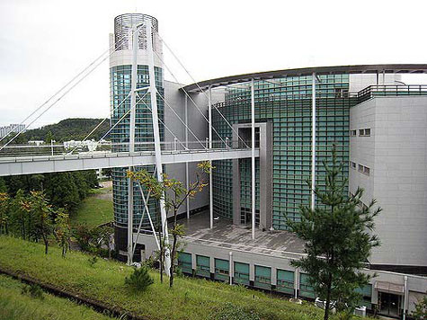 Bên cạnh việc chú trọng đầu tư cho cơ sở vật chất trên giảng đường, nhà trường còn chăm lo về mọi mặt đời sống của sinh viên nữa. Đến đây, chúng ta không những sẽ được học tập nghiêm túc mà còn có cơ hội để du ngoạn, ngắm cảnh, mua sắm… (Ảnh: Thư viện hiện đại của trường) Bên cạnh việc chú trọng đầu tư cho cơ sở vật chất trên giảng đường, nhà trường còn chăm lo về mọi mặt đời sống của sinh viên nữa. Đến đây, chúng ta không những sẽ được học tập nghiêm túc mà còn có cơ hội để du ngoạn, ngắm cảnh, mua sắm… (Ảnh: Thư viện hiện đại của trường)